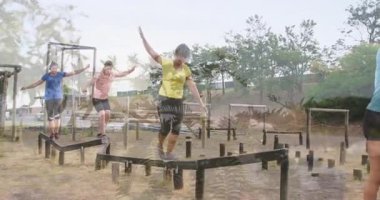 Açık hava engelli parkurunda dengede duran insanlar doğa ile animasyonu örtüyor. Macera, meydan okuma, takım çalışması, denge, açık hava, etkinlik