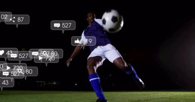 Karanlık sahada top oynamak, sosyal medya ikonlarının animasyonuyla futbol oynamak. spor, atlet, dijital, teknoloji, ağ, etkileşim