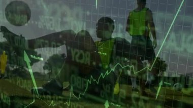 Finansal veriler ve borsa grafik animasyonu açık havada futbol oynayan insanlar üzerinde. Finans, ekonomi, spor, takım çalışması, analiz, rekabet