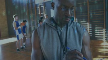 Spor salonunda basketbol oyuncuları üzerinde ikili kod animasyonu olan bir koç. Fitness, eğitim, dijital, teknoloji, egzersiz, uygulama