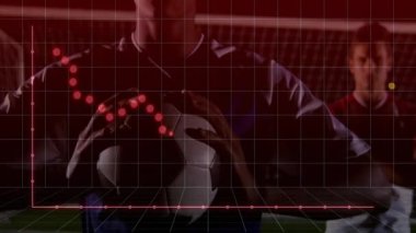 Animasyon dalgalanan veriler topu kale direğinin yanında tutan kişiye işaret ediyor. spor, görselleştirme, atlet, performans, analitik