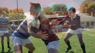 Çimenli sahada çizgili formalarla ragbi oyuncuları çekişiyor. Spor, atletizm, yarışma, takım çalışması, açık hava