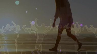 Sahilde renkli soyut animasyon kaplamalı bir insan silueti. Günbatımı, okyanus, sükunet, barışçıl, yaratıcı