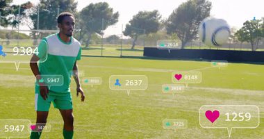 Sahada, futbol oyuncusu sosyal medya bildirimlerini canlandırıyor. Spor, atlet, teknoloji, dijital, etkileşim, iletişim