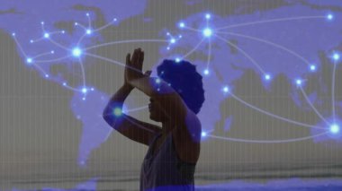 Meditasyon, dijital dünya haritası parlayan bağlantıları olan animasyondaki kişi. Meditasyon, teknoloji, ağ, bağlantı, küreselleşme, sanal