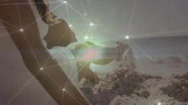 Okyanusun kenarında duran kişi üzerinde parlayan ağ bağlantılarının animasyonu. Teknoloji, bağlantı, dijital, geleceksel, sanal, iletişim