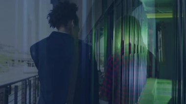 Yeşil ışık ve dikey çizgilerle yürüyen iki kişi. Gelecek, teknoloji, soyut, neon, dijital, yaratıcı