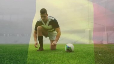 Rugby topunu sahada tutarken, bayrak renklerinin animasyonunu yapan oyuncu üstüste biniyor. Spor, atletizm, rekabet, takım çalışması, açık hava, enerji