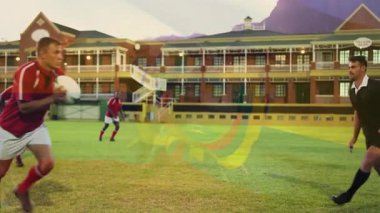 Sahada mücadele, okul binası ve arka planda dağları olan rugby oyuncuları. Spor, sporcular, açık hava, takım çalışması, rekabet, manzara