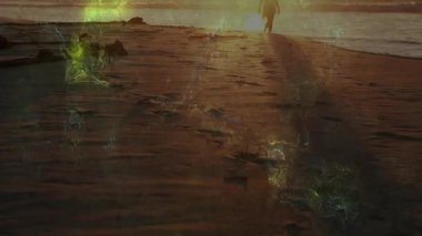 Sahilde yürümek, soyut ışık desenlerinin animasyonuyla insan silueti. sanat, yaratıcı, alacakaranlık