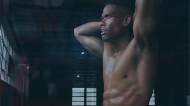 Spor salonunda, kolları kafasının arkasında olan çıplak bir adam kararlı görünüyor. Egzersiz, zindelik, güç, kararlılık, kas, egzersiz