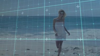 Sahilde, arka planda dijital ızgara animasyonuyla gülümseyen bir kadın vardı. Teknoloji, yenilik, fütüristik, mutluluk, tatil, eğlence