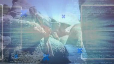 Suyun kıyısındaki kayalara tırmanmak, dalgalı çizgiler ve haçlarla dolu renkli animasyonlara sahip biri. Macera, açık hava, doğa, kaşif, canlı, grafik