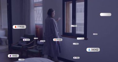 Pencereden dışarı bakarken, etrafında sosyal medya bildirimlerini gören bir kadın. Teknoloji, iletişim, bağlantı, akıllı telefon, sanal, etkileşim