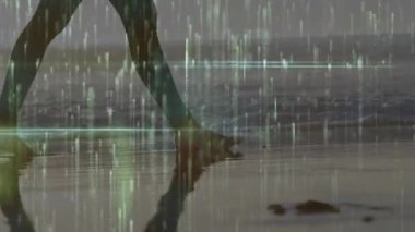 Sahilde dijital veri işleme animasyon örtüsüyle yürüyen kişi. Teknoloji, yenilik, fütüristik, sanal, ağ, bağlantı