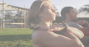 Dışarıda dinlenirken, arka planda rüzgar türbinleri ve manzarası olan iki kişi. Yenilenebilir enerji, sürdürülebilir doğa, çevre, ekolojik