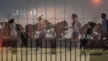 Golf oynayan insanlar, finansal veri tabloları ve grafiklerle örtüşüyor. Finans, yatırım, analitik, eğlence, eğlence, golf