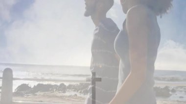 Okyanus kıyısında yürüyen, çapraz sembollü animasyonlu kadın ve erkek. Kumsal, çift, deniz kenarı, birliktelik, romantik, aşk