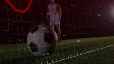 Futbol topunu tekmeliyor, çimenli alanda finansal grafik animasyonu yapan bir oyuncu. Spor, finans, büyüme, strateji, yatırım, takım çalışması