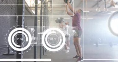Spor salonunda egzersiz yapan, arka planda onaltılık kod animasyonu olan insanlar. Fitness, egzersiz, teknoloji, yenilik, veri, dijital