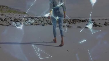 Sahilde yürümek, dijital dünya ve animasyon örtüsüyle etkileşim kurmak. Teknoloji, yenilik, sanal gerçeklik, fütüristik, etkileşimli, dalgın