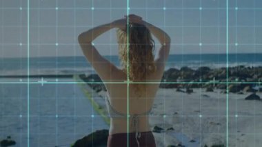 Okyanusun yanında duran, dijital şebeke kaplamalı kadın, animasyon konsepti. Teknoloji, gelecek, yenilik, yaratıcılık.