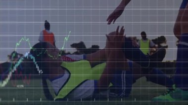 Birbirine yardım eden futbolcular, açık havada borsa animasyon grafiğini analiz ediyorlar. Takım çalışması, işbirliği, finans, strateji, spor, analiz