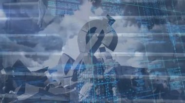 Bulutlu gökyüzü arka planına karşı soyut heykel üzerine dijital kod örtülmüş. Modern, tasarım, sanat, teknoloji, açık hava, fütürist