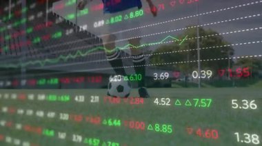Futbol oyuncusunun sahada topla durması üzerine borsa veri animasyonu. Finans, yatırım, atlet, teknoloji, spor, analitik