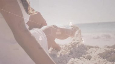 Sahilde yürüyen, havadaki bağlantılarla çevrili bir insan. Teknoloji, yenilik, bağlantı, iletişim, dijital, fütüristik