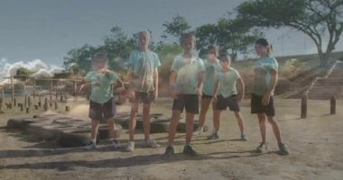 Okulda, çocuklar animasyon yaratıyor ve arka planda ağaçlarla dışarıda oynuyorlar. Eğitim, yaratıcılık, doğa, takım çalışması, çocukluk, öğrenme