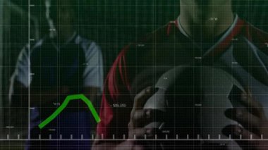 Futbol topu tutarken, iki kişi yeşil finansal grafik animasyonunun yükselişini izliyor. Finans, büyüme, takım çalışması, yatırım, işbirliği, başarı