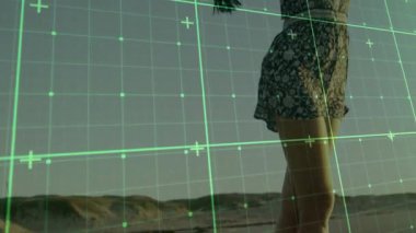 Eşarbı açık havada tutan, animasyon sahnesinde dijital ızgarası olan bir kadın. Teknoloji, fütüristik, kadın, sanal, artırılmış, moda