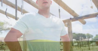 Dışarıda duran, beyaz gömlekli adam yukarıdan halat ve kirişlere bakıyor. İnşaat, mühendislik, güvenlik, mimari, teftiş, proje