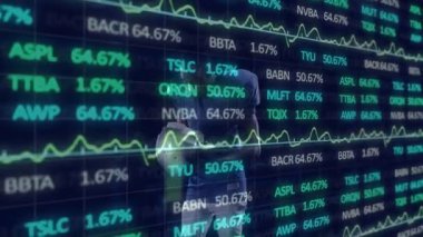Futbolcu, borsa verileri ve finansal grafiklerin animasyonuyla hareket halinde. Spor, finans, dijital, hareket, analitik, ekonomi