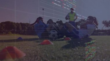 Futbolcular sahada finansal veri işleme animasyonu eşleşmesiyle antrenman yapıyorlar. Sporcular, takım çalışması, teknoloji, finans, spor
