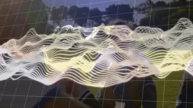 Açık havada çimlerin üzerinde oturan insanlar üzerinde dalgalı çizgi animasyonu. Rahatlama, rahatlama, doğa, teknoloji, dekoratif, dijital