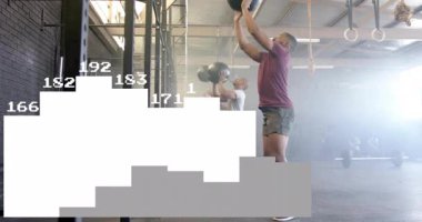 Spor salonunda, erkekler çubuk grafiğinin animasyonu yerine ilaç toplarıyla egzersiz yapıyorlar. Fitness, egzersiz, güç, egzersiz, eğitim, veri