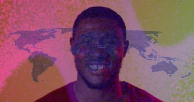 Dünya haritası ve veri işleme animasyonuyla gülümseyen kişi. Teknoloji, yenilik, küresel, analitik, veri bilimi, ağ