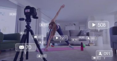 Sosyal medya bildirimleriyle evde egzersiz yapan bir kadın animasyonu örtüyor. Fitness, egzersiz, teknoloji, sanal, dijital, egzersiz