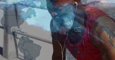 Dünya haritasının animasyonu üzerinde koşan, kulaklık takan ve veri grafikleri olan bir adam. Fitness, teknoloji, dijital, egzersiz, küresel, istatistik