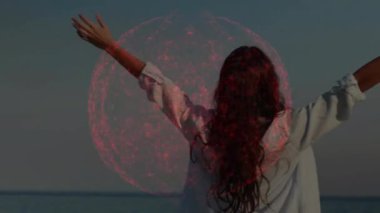 Dijital kırmızı küre üzerinde kollarını uzatarak deniz animasyonu yapan kadın. Teknoloji, fütüristik, dijital sanat, manzara, yenilik, kavram