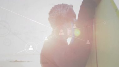 Sahilde sörf tahtası tutan kişi üzerinden bağlantı ağı. Teknoloji, bağlantı, ağ, dijital, yaz, sörf