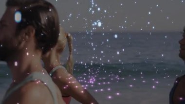 İnsanlar sahilde üzerlerinde ışıl ışıl ışık animasyonlarıyla dikiliyorlar. Tatil, kaygısız, dinlendirici, boş zaman, yaz, gün ışığı