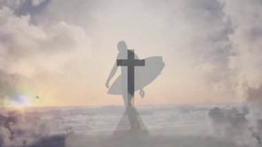 Çapraz duruş, okyanusa karşı siluet ve gün batımında bulutlu gökyüzü. dinginlik, maneviyat, huzur, sükunet, alacakaranlık, ufuk