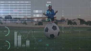 Futbol topunu tekmelemek, veri analizi animasyonu ve dünya haritası örtüşmesi olan bir sporcu. veri görselleştirme, teknoloji, spor, rekabet, strateji