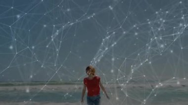Bağlantılar ağı ve veri işleme animasyonu plajda yürüyen kişi üzerinde. Teknoloji, dijital, bağlantı, görselleştirme, iletişim, fütürist