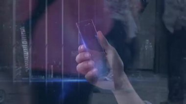 Animasyon kaplamalı akıllı telefon, kentsel alanda cihaz kullanan kişi. Teknoloji, dijital, iletişim, yenilik
