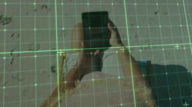 Sahilde dijital ızgarası olan tablet kullanan kişi animasyonu yükler. Teknoloji, yenilik, bağlantı, tatil, yaşam tarzı, açık hava