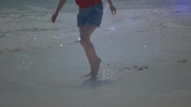 Sahilde yürüyen kişi dijital ağ hatlarıyla animasyonu örtüyor. Teknoloji, bağlantı, bağlantı, fütüristik, yenilik